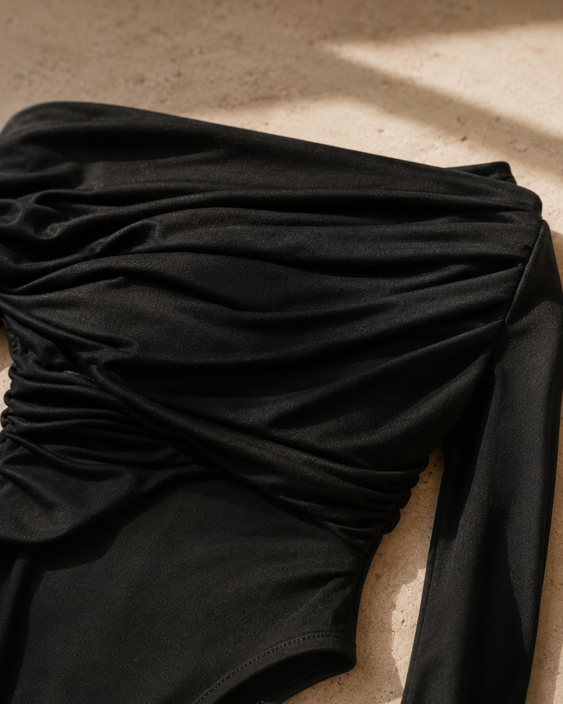 Musta drapeerattu off shoulder -body