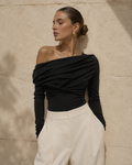 Musta drapeerattu off shoulder -body
