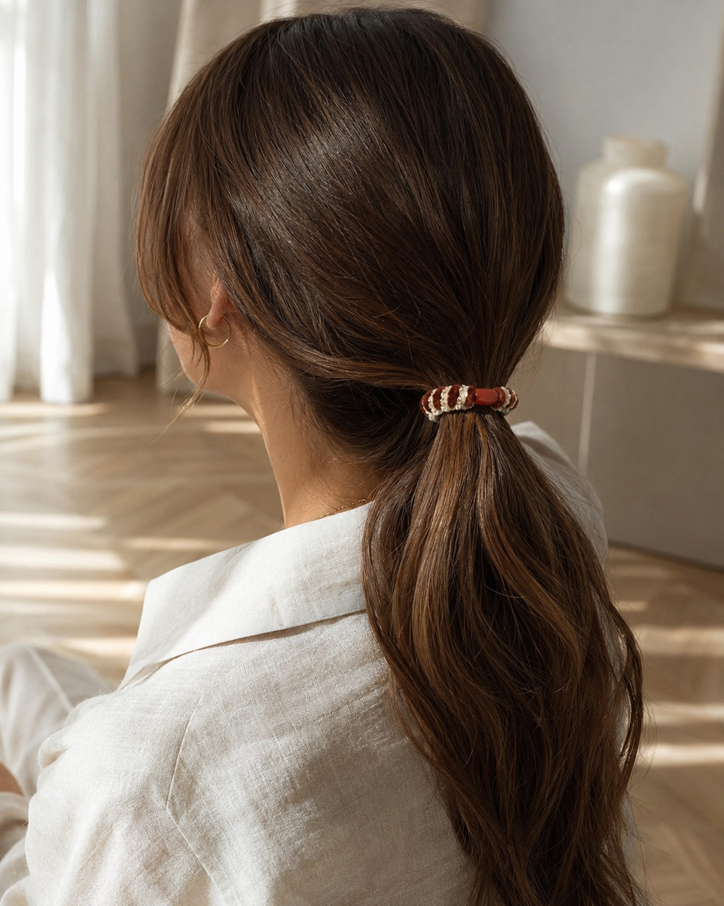 Velvet Stripe Hair Tie mallin hiuksissa poninhäntätyylissä